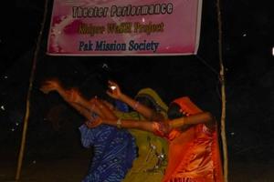 Darstellerinnen einer Theatertruppe, die verschiedene Hygienemaßnahmen darstellen. Foto:humedica/Toni Grosshauser