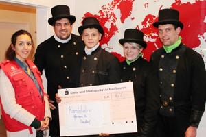 Freuten sich über die gelungene Spendenaktion:humedica-Mitarbeiterin Jasmin Eigemann, Jelle Govers, Maximilian Rauh, Tina Mayer und Philpp Niendorf. Foto:humedica