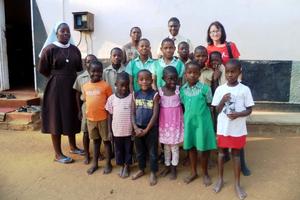 humedica-Mitarbeiterin Andrea Trautmann (hinten rechts) mit Jungen und Mädchen des Waisenhaus "Mt. Mellary". Foto:humedica