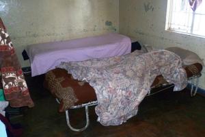 Die alten Matratzen sind nur ein Punkt auf der langen Liste der verbesserungswürdigen Umstände. Foto:humedica