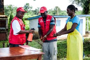 Die medizinischen Hilfsgüter vonhumedicahelfen bei der Eindämmung der Ebola-Epidemie. Foto: Daniel van Moll/laif