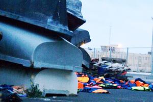 Zahlreiche Boote und Rettungswesten der Flüchtlinge stapeln sich an sizilianischen Häfen. Foto:humedica