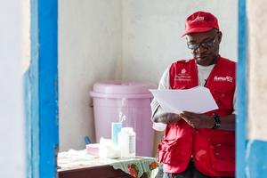 humedica unterstützt Gesundheitsstationen mit medizinischen Hilfsgütern wie Schutzanzügen und Desinfektionsmittel. Foto: Daniel van Moll/laif