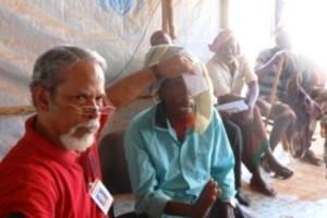 humedica-Arzt Surajit Sahu testete das Sehvermögen von rund 500 Flüchtlingen. Foto:humedica