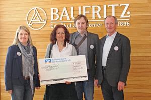 Baufritz-Geschäftsführerin Dagmar Fritz-Kramer,humedica-Mitarbeiter Heinke Rauscher und Steffen Richter, sowie Helmut Holl vonBaufritzfreuten sich über die erfolgreiche Scheckübergabe. Foto:Baufritz