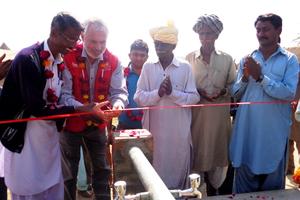 Im Dorf Vishno Kolhi eröffnetehumedica-Koordinator Dr. Großhauser (2.v.l.) die neuen Waschplätze. Foto:humedica