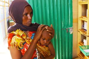 Eine Mutter mit ihrem Kind in derhumedica-Gesundheitsstation im Flüchtlingslager Melkadida. Foto:humedica