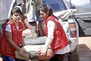 Rebecca Groß (rechts) arbeitet seit einem Jahr in der brasilianischenhumedica-Kindertagesstätte. Foto: Christoph Jorda