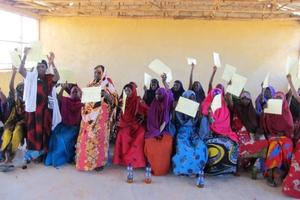 Stolz präsentieren die Traingsteilnehmerinnen ihre Zertifikate. Foto:humedica