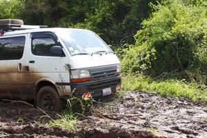 Mit dem Kleinbus ging es für dashumedica-Team quer durch Äthiopien zum Stamm der Kara. Foto:humedica