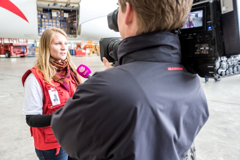 Begehrter Interviewpartner: Maren Wiese kurz vor dem Abflug aus Hamburg. Foto: Christoph Jorda
