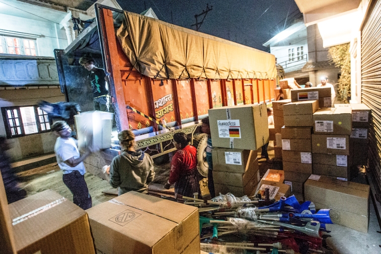 Ankunft der Hilfsgüter imhumedica-Basislager in Kathmandu. Foto: Christoph Jorda