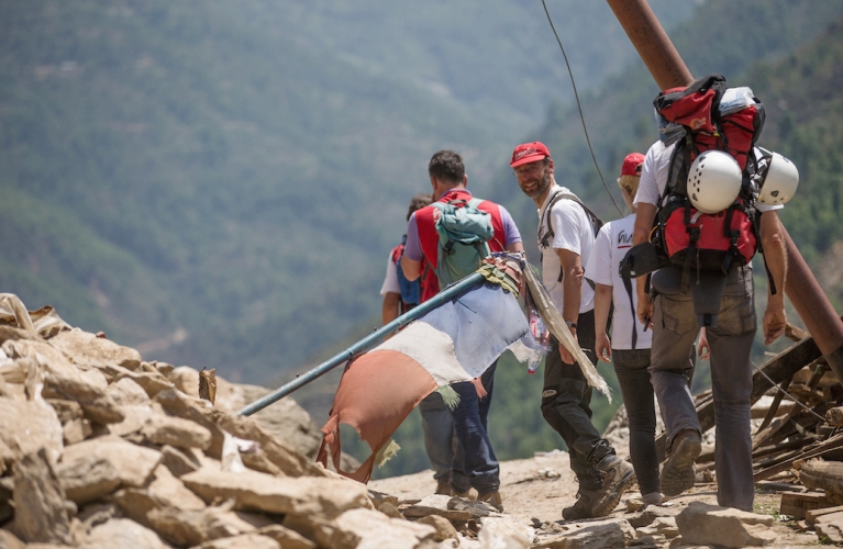 Zu Fuß wandern diehumedica-Teams in abgelegene Dörfer, um Verletzte zu behandeln. Foto: Christoph Jorda
