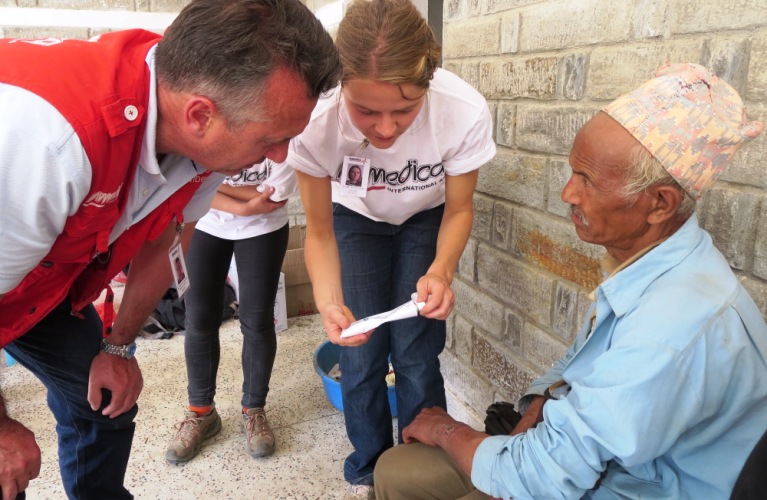 Bei der Behandlung von Verletzten setzen die Mediziner vonhumedicaauf Fingerspitzengefühl. Foto:humedica/Maren Wiese