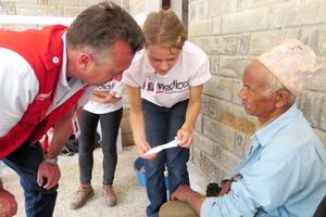 Im Ort Jalbire versorgtehumedica-Krankenschwester Linda Holzhausen (mitte) Verletzte des Erdbebens. Foto:humedica
