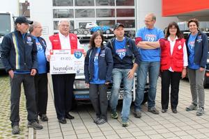 Vor dem Start in den Orient: Das Team "79" bei der Scheckübergabe anhumedica-Geschäftsführer Wolfgang Groß. Foto:humedica