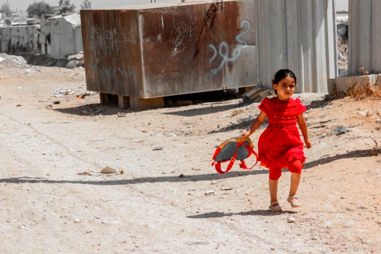 In einigen Flüchtlingslagern gibt es Zeltschulen, die den Kindern an einigen Tagen der Woche eine Grundausbildung ermöglichen. Doch die vorhandenen Plätze reichen bei weitem nicht für alle. Foto: Mohammad Chaddad