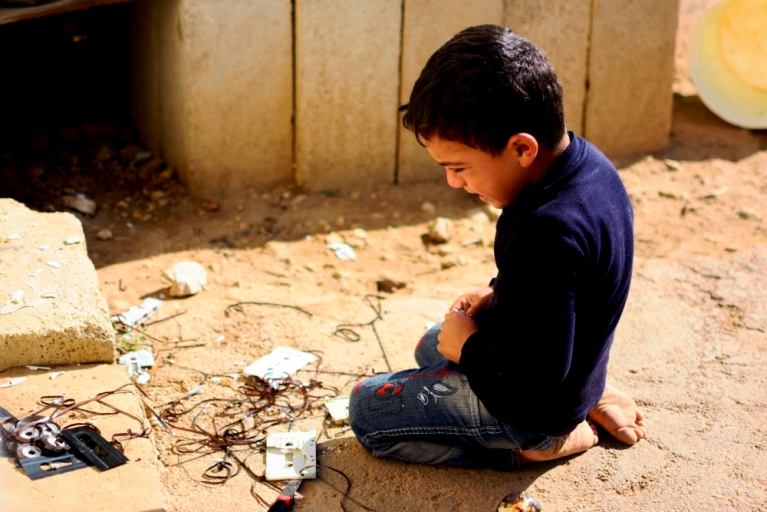 Die meisten Kinder haben auf ihrer Flucht alles verloren. Als Spielzeug dienen Alltagsgegenstände. Foto: Mohammad Chaddad