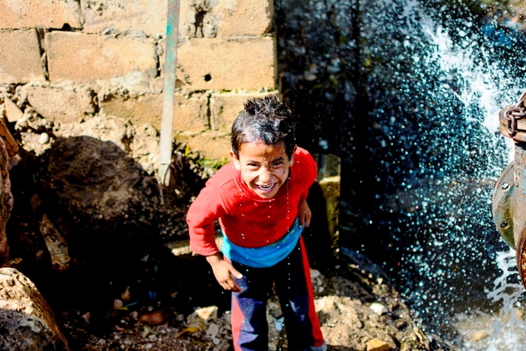 Nicht immer gibt es in den Lagern einen Zugang zu sauberem Trinkwasser. Gerade im Sommer sind die Vorräte knapp. Foto: Mohammad Chaddad