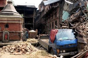 Viele Tempelanlagen und historische Gebäude im Zentrum Kathmandus wurden durch das Beben vollkommen zerstört. Foto: Adam Hulap