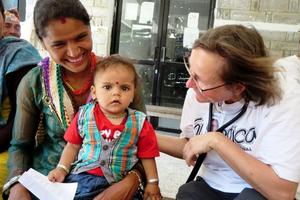 humedica-Ärztin Hansi Sobez und ihr Team unterstützten die medizinische Arbeit der lokalen Kollegen. Foto:humedica