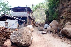 Das zweite starke Erdbeben führte zu erneuten Stein- und Erdrutschen und machte Straßen unpassierbar. Foto:humedica