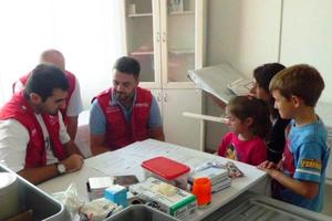 humedica-Arzt Armond Ghazari (links) leistete 2014 medizinische Hilfe für die verarmte Bevölkerung im Süden des Kosovos. Foto:humedica