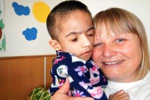 Gemeinsame Schritte in die richtige Richtung:humedica-Ärztin Sabine Kirchner mit dem kleinen Wanja. Foto:humedica