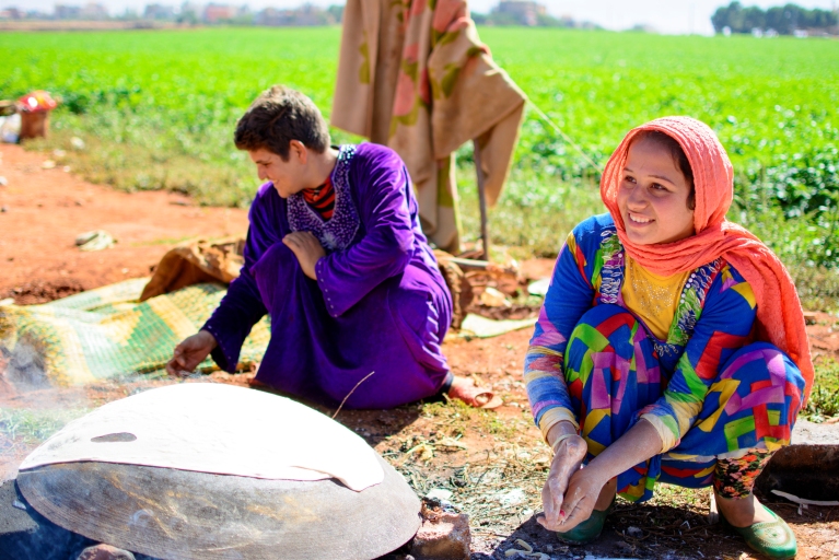 Weil sauberes Wasser Mangelware ist, muss bei anfallenden Aufgaben wie dem Wäschewaschen auf alternative Lösungen zurückgegriffen werden. Foto: Mohammad Chaddad