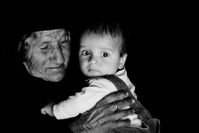 Eltern, die ihre Kinder im Krieg verloren haben, müssen sich nun alleinverantwortlich um ihre Enkel sorgen. Foto: Mohammad Chaddad