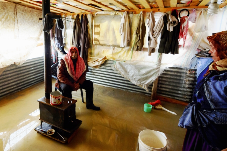 Auf der Flucht konnten viele nur das Nötigste mit sich mitnehmen. Ihr derzeitiges Leben in den provisorischen Notunterkünften ist von Not und Mangel geprägt. Foto: Mohammad Chaddad