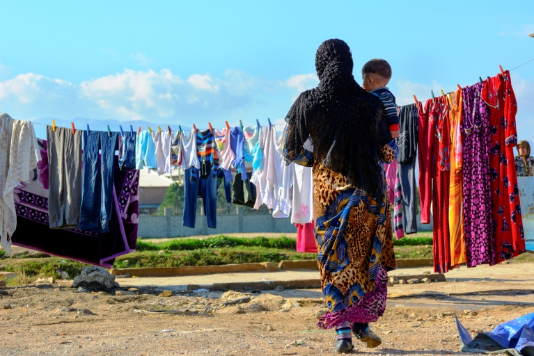Während der Alltag in den Flüchtlingssiedlungen im Sommer den Umständen entsprechend bewältigt werden kann, sehen sich die Menschen im Winter mit beinahe unlösbaren Herausforderungen konfrontiert. Foto: Mohammad Chaddad