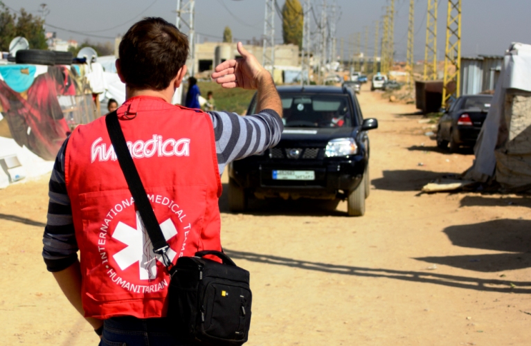 Bevor ein Lager besucht wird, informieren diehumedica-Mitarbeiter den Shawish, den Vorstand des Camps. Der Shawish kümmert sich dann um ein freies Zelt, das für die Untersuchungen zur Verfügung steht und informiert die Bewohner über den Besuchstermin. Um das entsprechende Behandlungszelt in der wirren Anordnung der Unterkünfte zu finden, bedarf es immer wieder einer guten Koordinierung. Foto:humedica