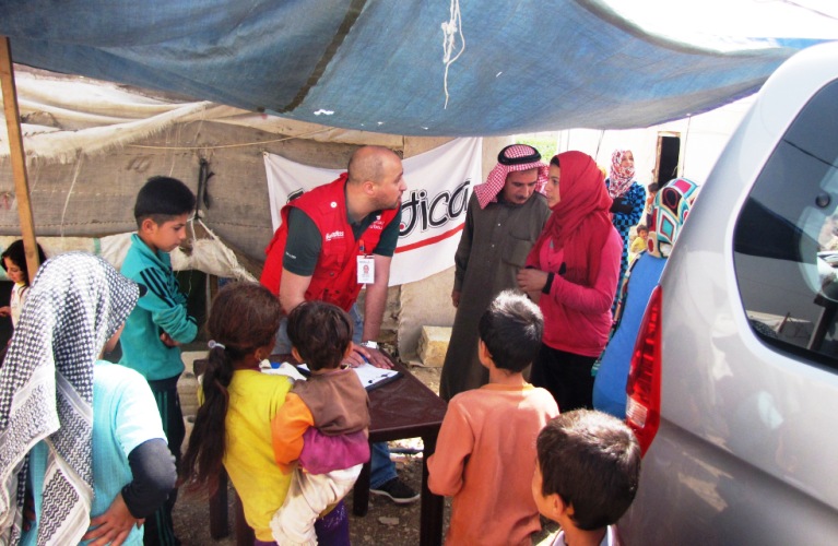 Ankommende Patienten werden zuerst durch den Field Officer namentlich registriert. Häufig sind es Mütter mit ihren Kindern. Der Shawish oder ein von ihm ausgesuchter Campbewohner unterstützt den Field Officer bei der Identifizierung der Patienten. Foto:humedica/Carolin Gißibl
