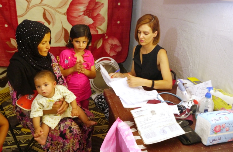 humedica-Ärztin Natalie bei der Behandlung zweier syrischer Flüchtlingskinder. Wenn es die äußeren Umstände erlauben, sehen diehumedica-Mediziner im Monat bis zu 3.400 Patienten. Foto:humedica/Iman El Houshaimi