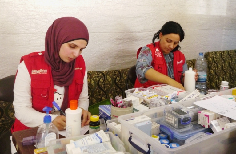 Diehumedica-Apothekerinnen achten darauf, dass die verschriebenen Medikamente ordnungsgemäß an die Patienten ausgegeben werden und die richtige Einnahme bekannt ist. Da viele Patienten nicht lesen können, helfen farbliche Markierungen. Foto:humedica