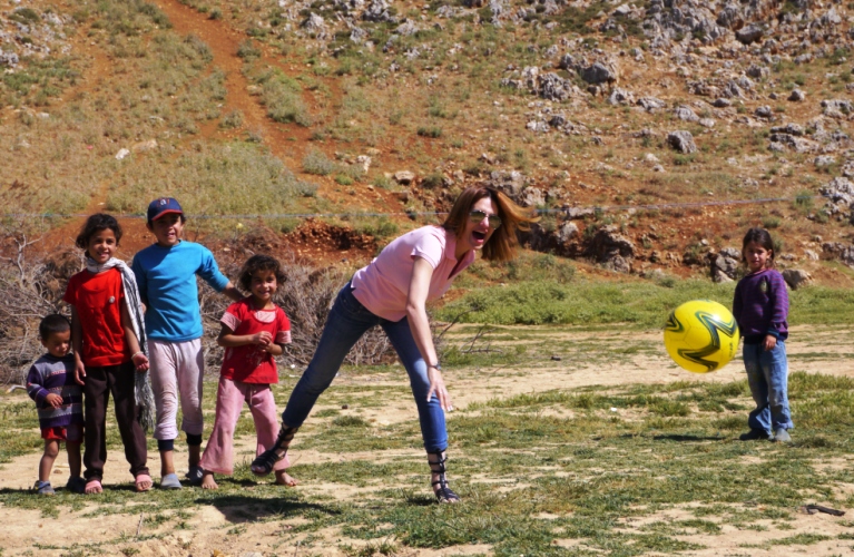 Medizinische Hilfe ist mehr als die Behandlung von Krankheiten. Und so nehmen sich diehumedica-Ärzte immer wieder Zeit für die Kinder und zeigen ihnen, dass sie nicht allein sind. Foto:humedica/Carolin Gißibl
