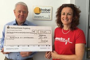 Freuten sich über das Ergebnis des Spendenaufrufs: Hans Strobel gemeinsam mithumedica-Mitarbeiterin Heinke Rauscher. Foto: Privat