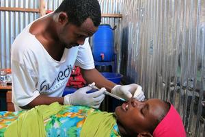 humedica-Mitarbeiter Freo kümmert sich um die zahnmedizinische Versorgung der Flüchtlinge in Melkadida. Foto:humedica