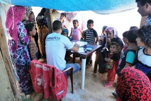 In allen 35 betreuten Flüchtlingslagern ist der Patientenandrang bei jedem Besuch derhumedica-Ärzte groß. Foto:humedica/Nora Parasie