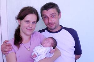 Haben sich und ihren Kindern eine zweite Chance erarbeitet: Marina und Petro mit ihrem Sohn Timofiy. Foto: Children's Mission Ukraine