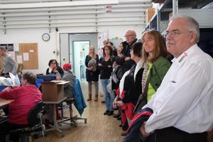 Interessierte Gesichter derhumedica-Belegschaft bei der Besichtigung desRegens-Wagner-Werks. Foto:humedica