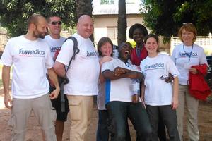 Ein Teil deshumedica-Einsatzteams gemeinsam mit lokalen Helfern vonPF Togo. Foto:humedica