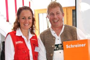humedica-Mitarbeiterin Heinke Rauscher freute sich gemeinsam mit Wolfgang Gruber über das tolle Spendenergebnis von 1.500 Euro. Foto: Privat