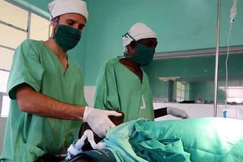 Die richtige Durchführung von Narkosen gehörte ebenfalls zum Arbeitsfeld von Martin Sellesk in Uganda. Foto:humedica