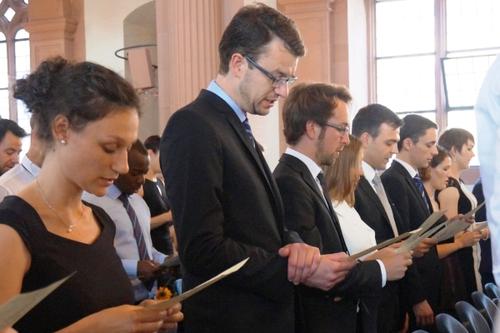 Die Medizinabsolventen beim Sprechen des Genfer Gelöbnisses. Foto: Privat