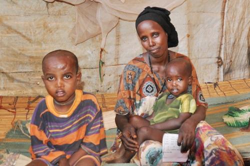 Nadim (links) mit seiner Mutter und seinem Bruder. Die Folgen seiner frühen Epilepsieerkrankung werden ihn ein Leben lang beeinträchtigen. Foto:humedica