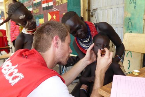 Hilfe unter einfachsten Umständen:humedica-Pfleger Daniel Warkentin im Einsatz. Foto:humedica