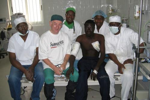 Professor Heinrich Stiegler bei einem Benin-Einsatz im Jahr 2009. Foto:humedica