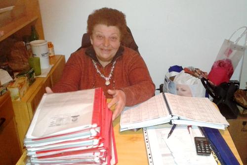 Zahlreiche Anfragen für passende Prothesen staplen sich inzwischen auf dem Schreibtisch von Florica Albu. Foto:Stiftung Alpema